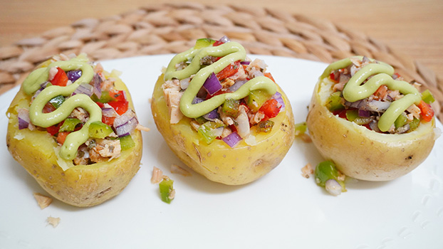 patatas rellenas de bonito y salsa de aguacate