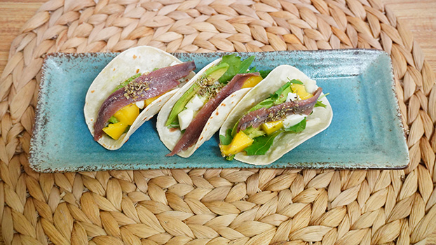 piadina de anchoas y aguacate con mango