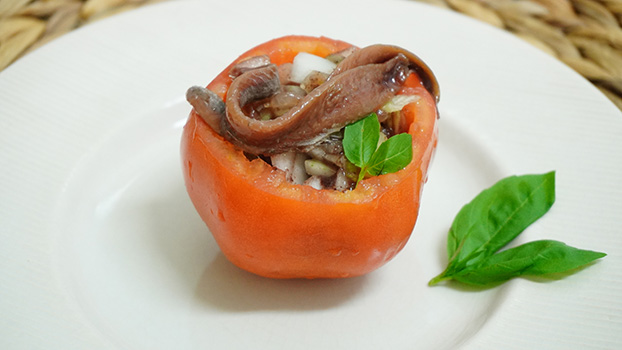 tomates rellenos de anchoas en conserva y aceitunas