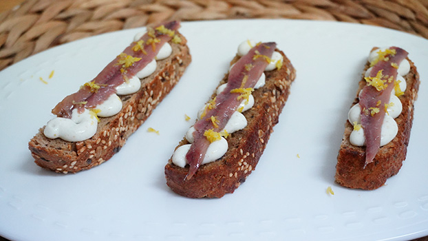 tosta de anchoas con ricotta