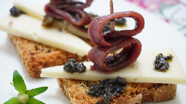 Tapa de queso, anchoa y alcaparras con tapenade de anchoas del cantábrico