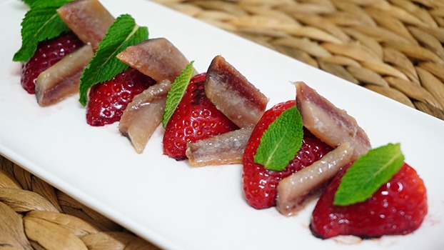 Ensalada de anchoas ahumadas con fresas