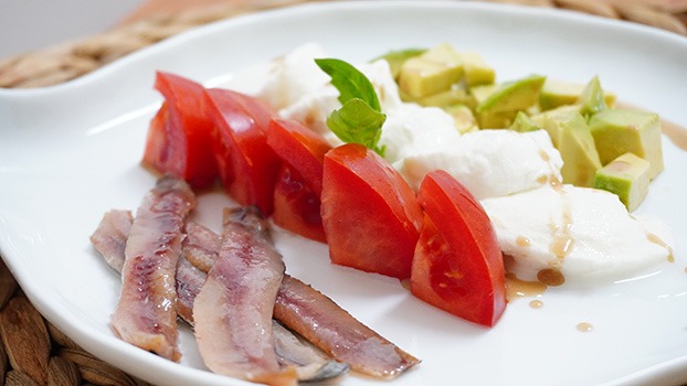 Ensalada de tomate, aguacate y mozzarella con anchoa ahumada
