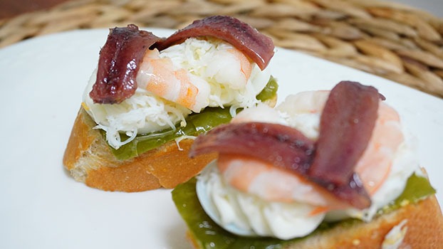 Aperitivo de gambas, huevo duro y anchoas en lata Nardín