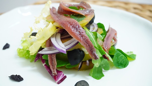 Ensalada de tomate raf con aceitunas negras y anchoas Nardín