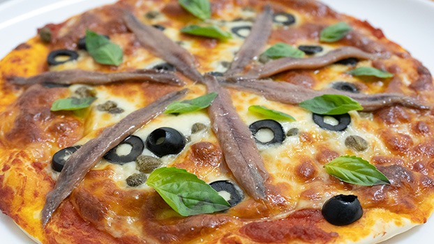 Pizza marinera de anchoas con aceitunas negras