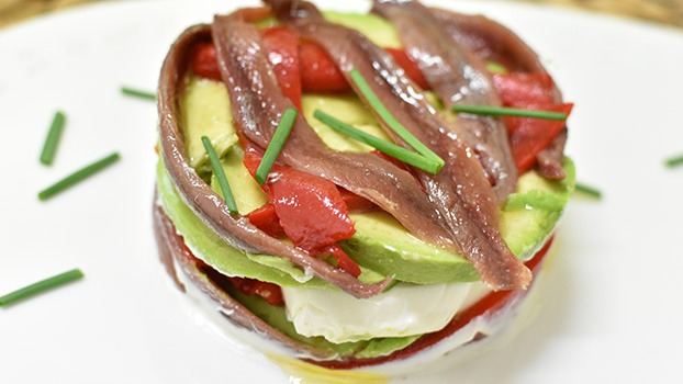 Ensalada de anchoas, pimientos, queso y aguacate