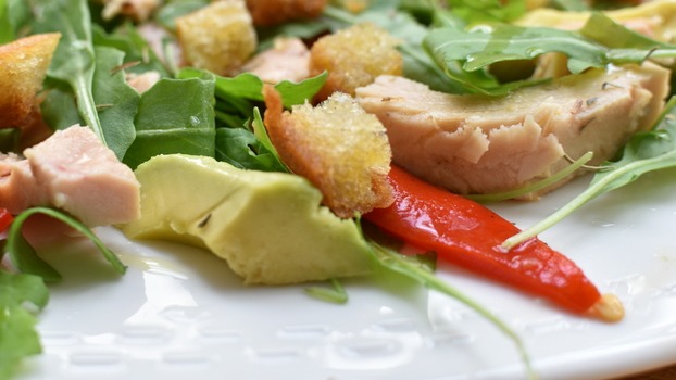 Ensalada de rúcula con bonito del norte a las hierbas provenzales