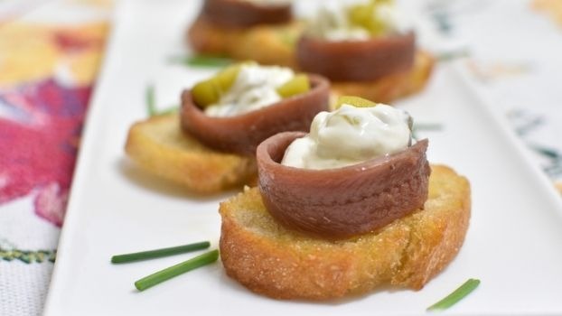 Aperitivo de anchoas Nardín AOVE y encurtidos