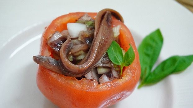 Tomates rellenos de anchoas y aceitunas