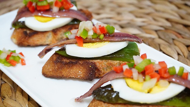 Canapé de anchoa con base de pimiento y huevo duro