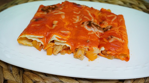 Canelones de bonito con bechamel de pimientos del piquillo