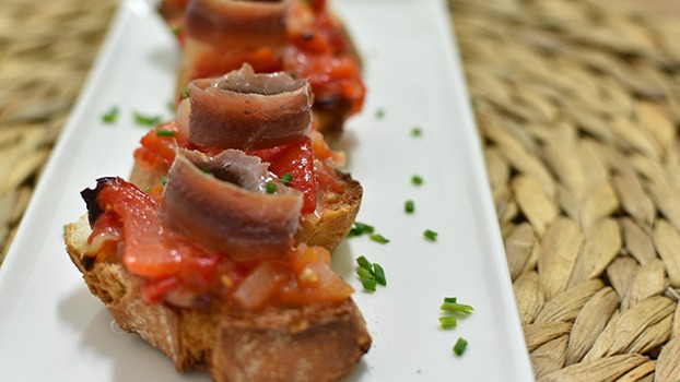 Aperitivo navideño de anchoas y verduras asadas