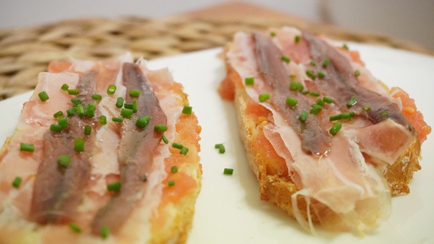 Tosta de anchoas, tomate y panceta