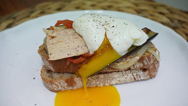 Tosta de bonito del norte con verduras y huevo