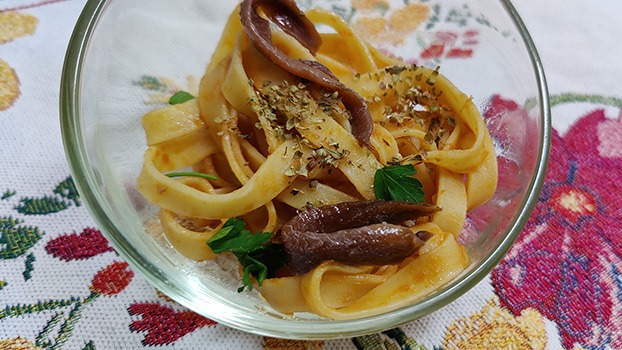 Tallarines con salsa de tomate, anchoas y ajo