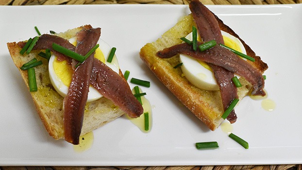 Crostini de anchoas del Cantábrico con huevo