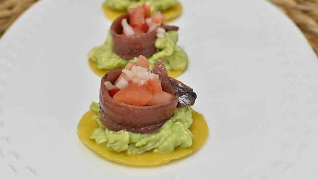 Chips de anchoas con guacamole