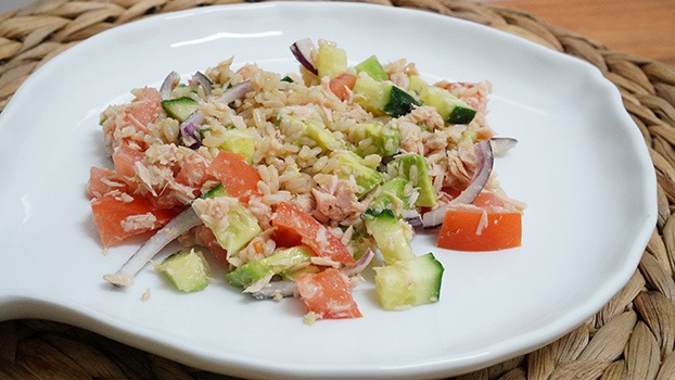 Ensalada de aguacate y bonito del norte