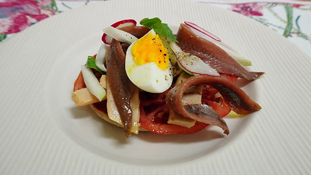 Tosta con ventresca y anchoas en AOVE Nardín