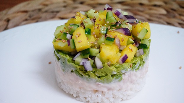 Timbal de bonito del norte con salsa mayonesa y sriracha