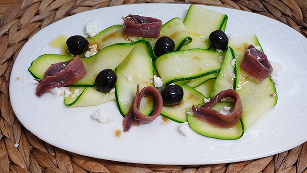 Ensalada de calabacín, feta y anchoas