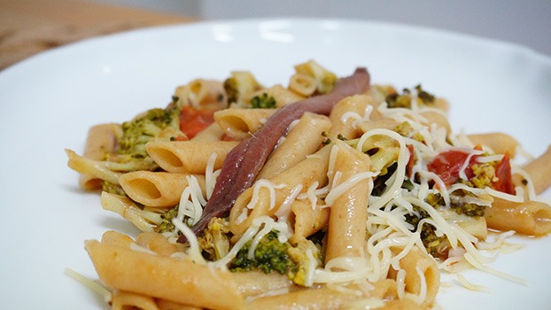 Pasta con brócoli y anchoas en conserva