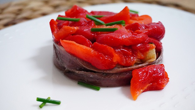 Ensalada de pimientos asados con anchoas del Cantábrico