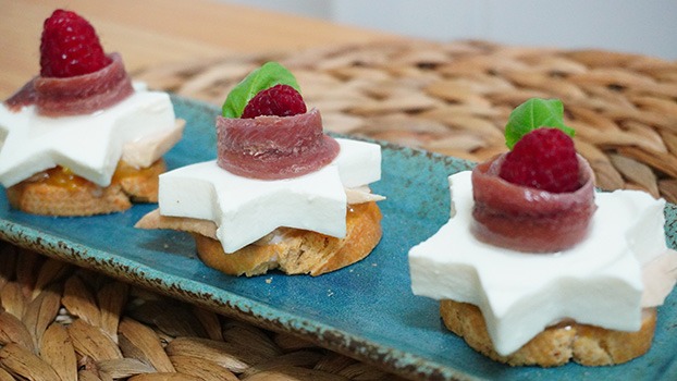 Canapé navideño de ventresca de bonito del norte con queso y mermelada