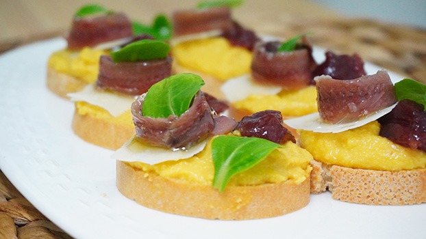 Canapés de crema de calabaza con mermelada de higos y anchoas del Cantábrico