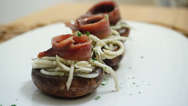 Champiñones rellenos de anchoas del Cantábrico y gulas