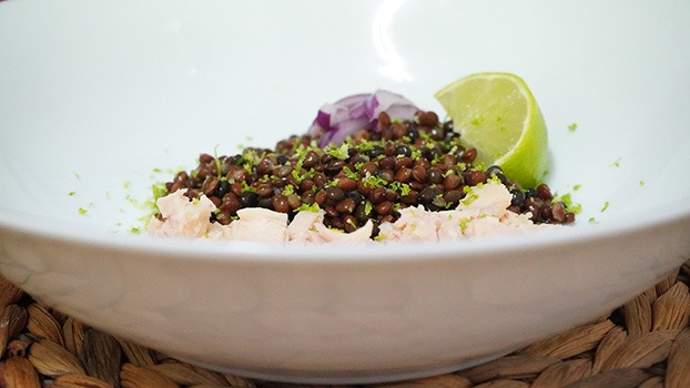 Ensalada de lentejas caviar con bonito y lima