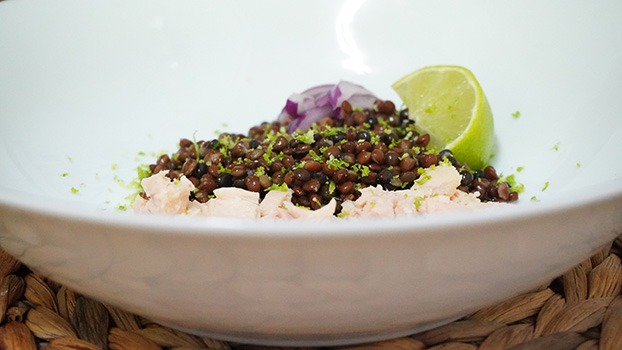 Ensalada de lentejas caviar con bonito y lima