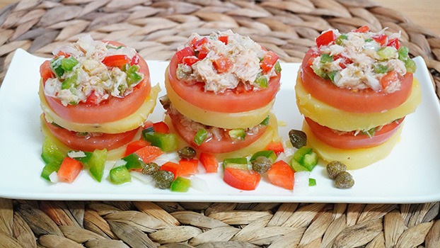 Torre de patata y tomate con bonito del norte