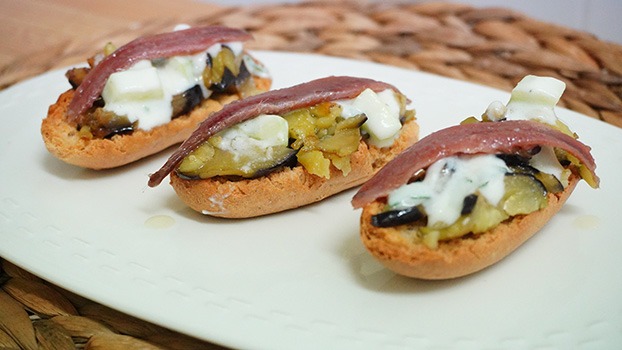 Crostinis de berenjenas con anchoas del Cantábrico