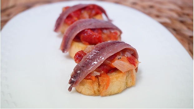 Aperitivo de verduras al horno con anchoas del Cantábrico