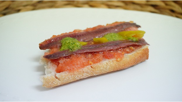 Tosta de anchoas del Cantábrico con escalivada de piparras