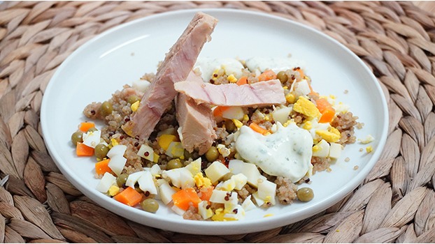 Ensalada de quinoa roja y blanca con bonito del norte