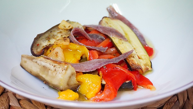 Verduras asadas con anchoas del Cantábrico