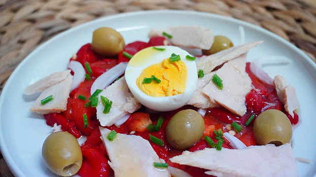 Ensalada de pimientos asados con bonito del norte y huevo duro