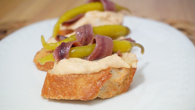 Aperitivo de pastel de pescado con anchoa del Cantábrico y guindilla