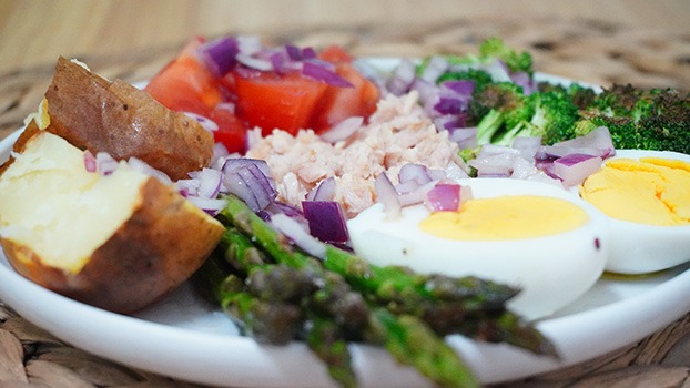 Ensalada de patata con espárragos trigueros y bonito del norte