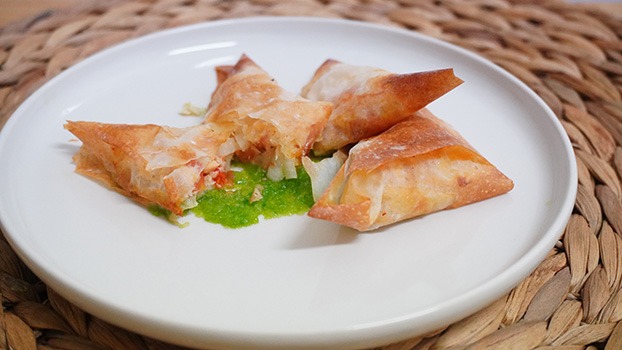 Samosas de bonito del norte con tomate