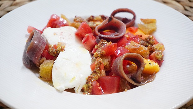 "Panzanella" con anchoas del Cantábrico y melocotón