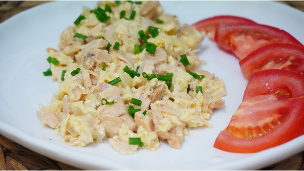 Huevos revueltos con bonito del norte y chalota