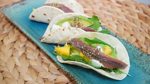 Piadina de anchoas con aguacate y mango