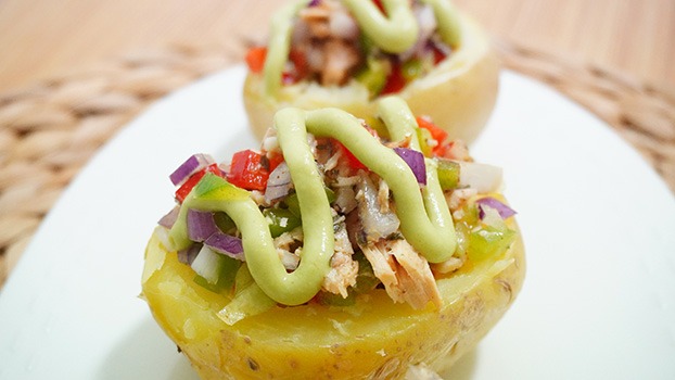 Patatas rellenas de salpicón de bonito del norte con salsa de aguacate