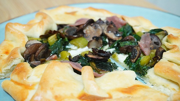 Galette de puerros, espinacas y champiñones con anchoas