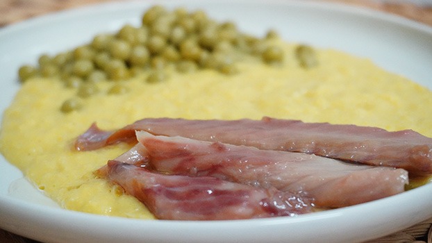 Sopa de maíz con caballa ahumada y guisantes